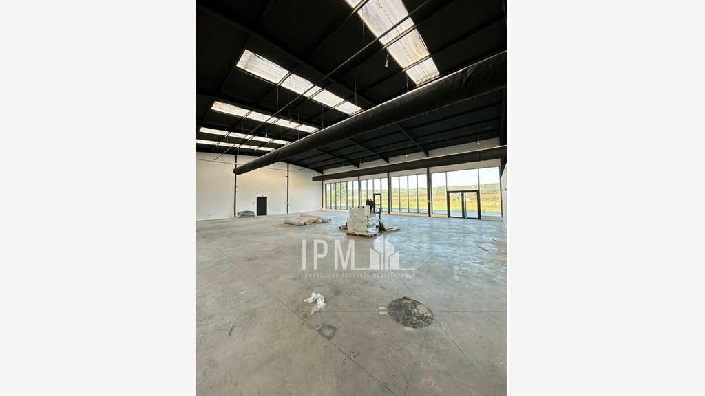 A vendre local d'activité 2430m² à Lançon-Provence