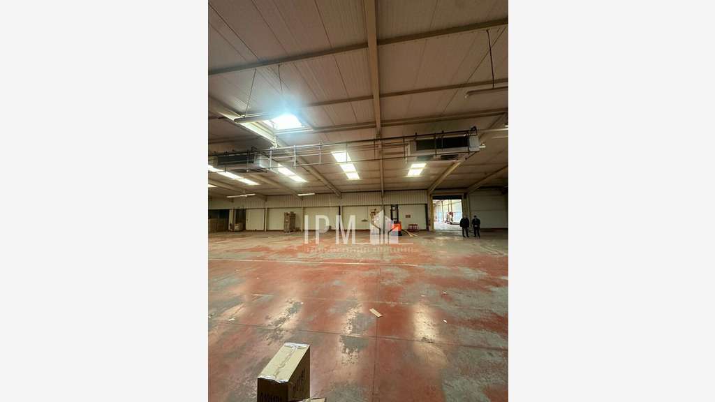 A vendre local d'activité 2430m² à Lançon-Provence