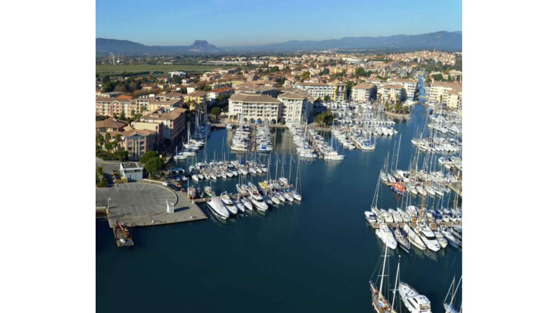 Vente murs commerciaux face  port et plage Fréjus