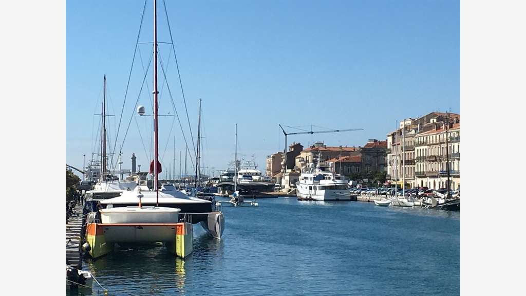 Murs commerciaux loués renta 7,6% triple net Sète