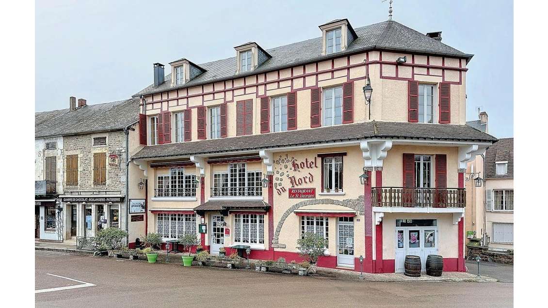 Vente murs hôtel de  758m² à Quarré les Tombes