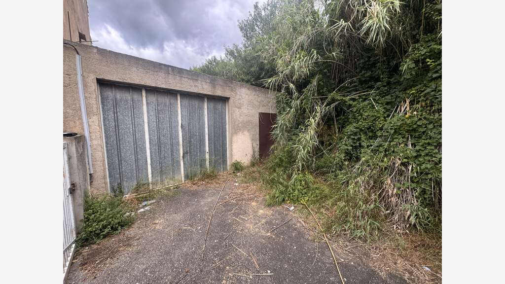 Vente garage parking de 100m² à Béziers centre
