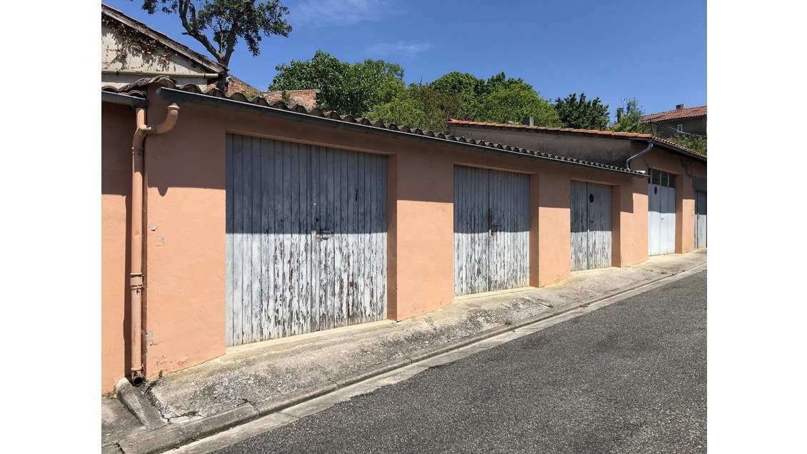GARAGE DANS LE COEUR DU VILLAGE Situé en plein cen