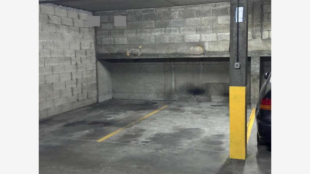 AV parking 9,77m² quartier recherché Paris 75017