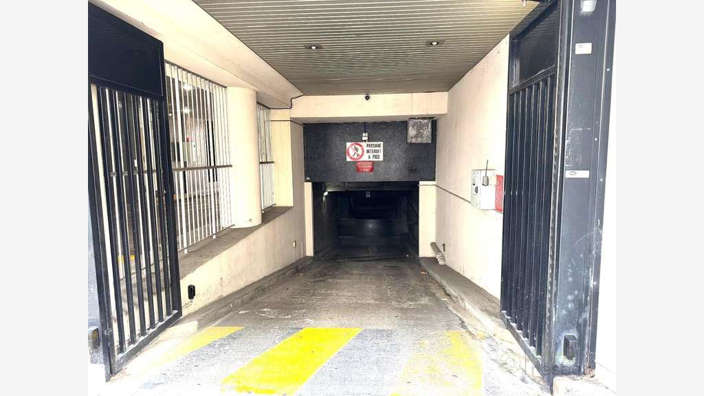 AV parking 9,77m² quartier recherché Paris 75017