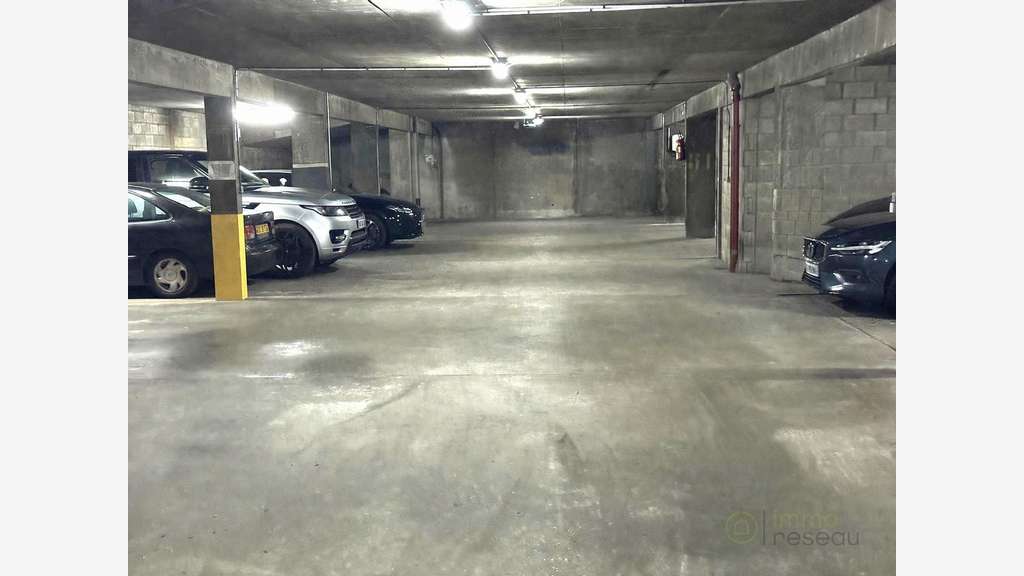 AV parking 9,77m² quartier recherché Paris 75017