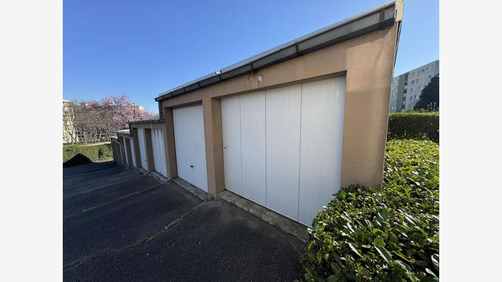 Vente garage de 13m² à Saint-Étienne Courteline