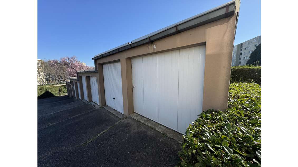 Vente garage de 13m² à Saint-Étienne Courteline