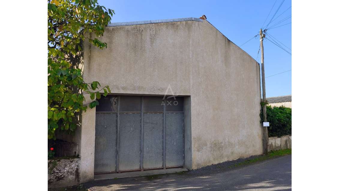 AV grand garage en centre bourg de La Guiltière, 