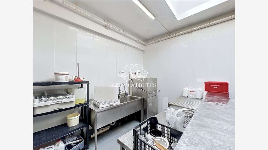 A vendre local commercial 420m² empl strat Corbas
