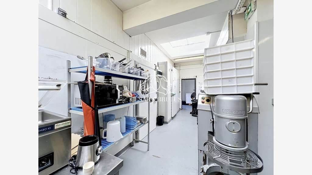 A vendre local commercial 420m² empl strat Corbas