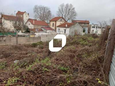 Sur un axe passant avec une belle visibilité et à