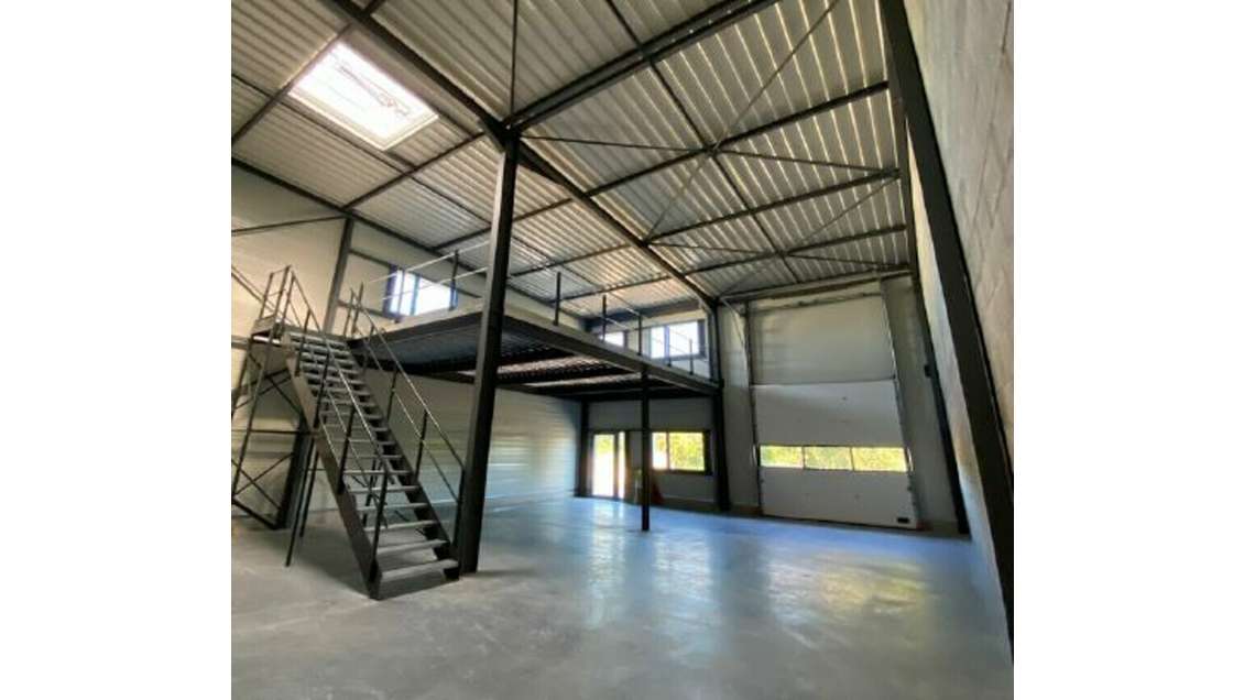 Local d'activité de 1733m² à vendre à Thurins