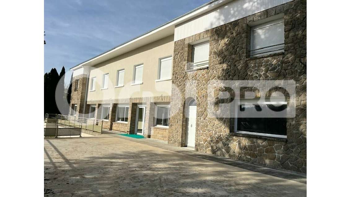 Vente ancien hôtel rénové transformé en gîte. 87