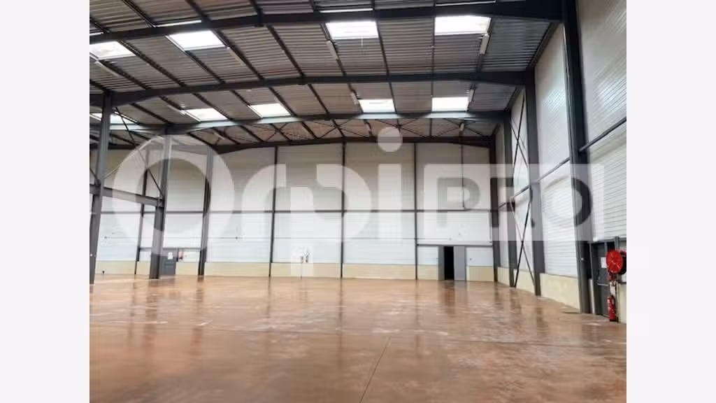 A vendre bâtiment industriel 4700m² sur 6000m² 
