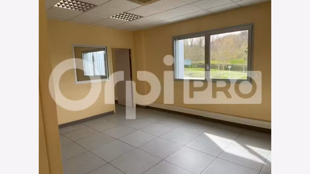 A vendre bâtiment industriel 4700m² sur 6000m² 