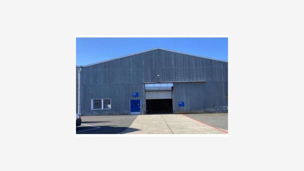 A vendre bâtiment industriel 6 248m² à Diors ZI