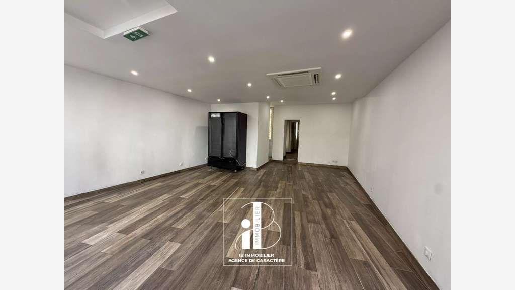 Murs de commerce libre 43m² rénové à Fontainebleau