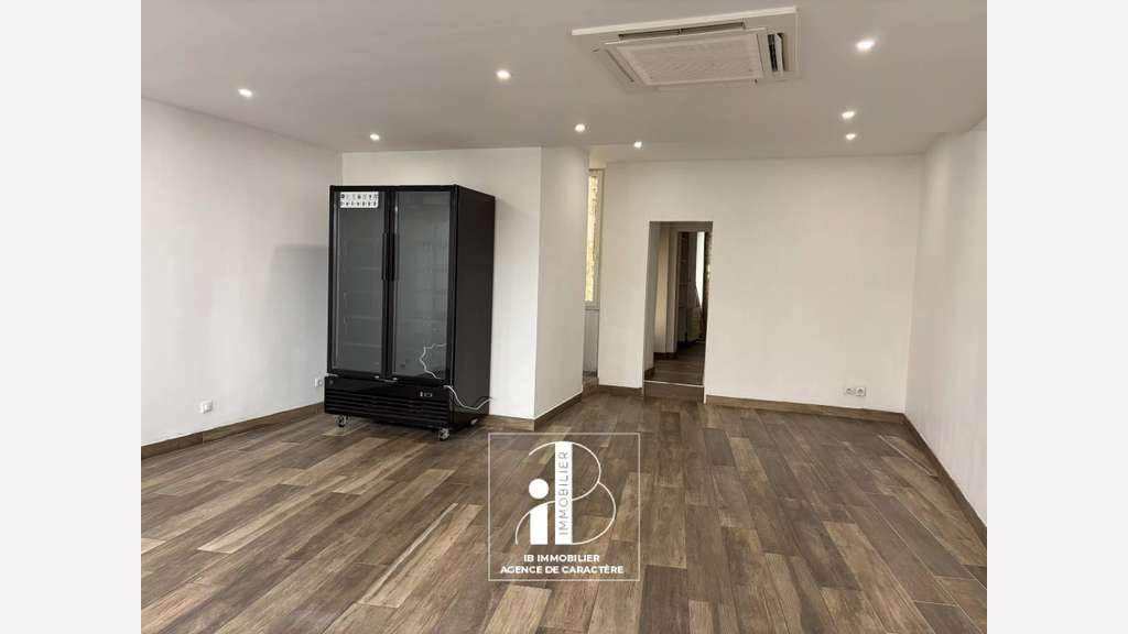 Murs de commerce libre 43m² rénové à Fontainebleau