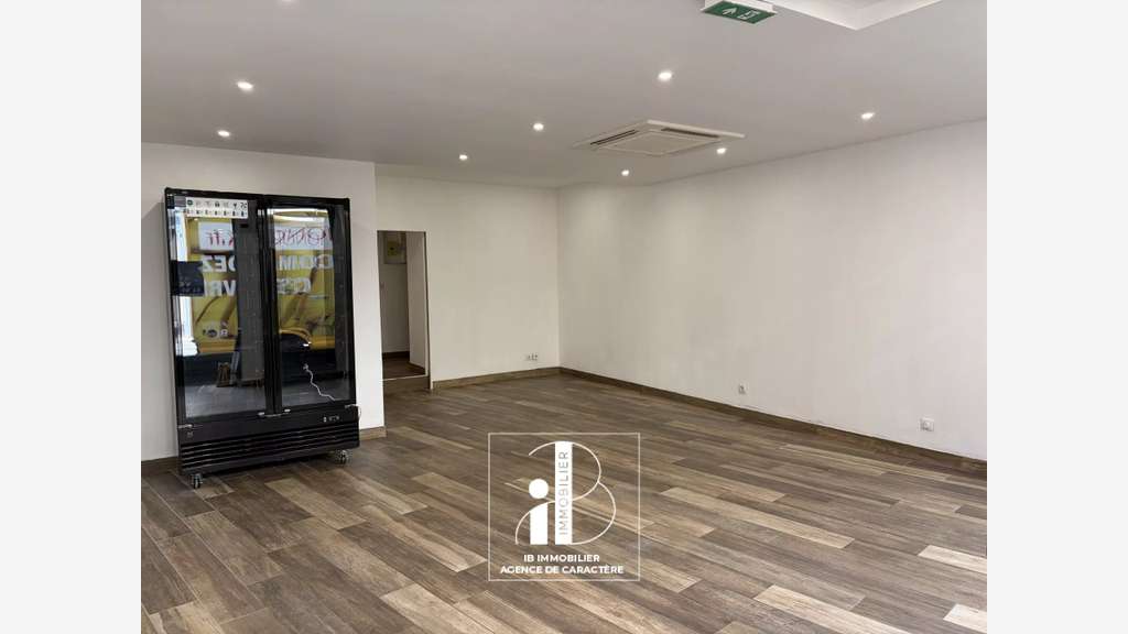Murs de commerce libre 43m² rénové à Fontainebleau