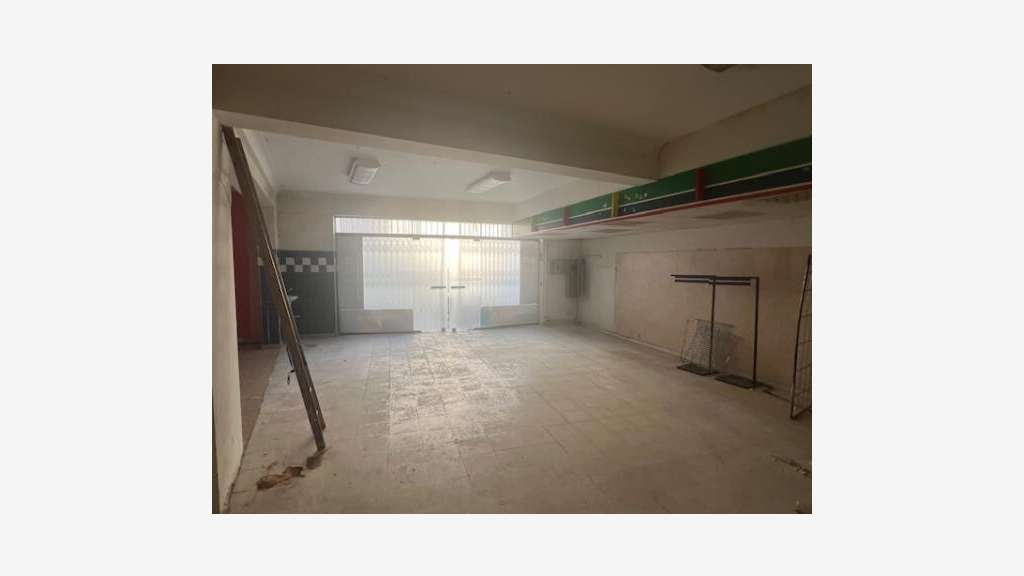 Vente local ancienne superette 500m² à Layrac