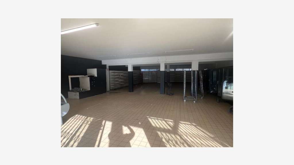 Vente local ancienne superette 500m² à Layrac
