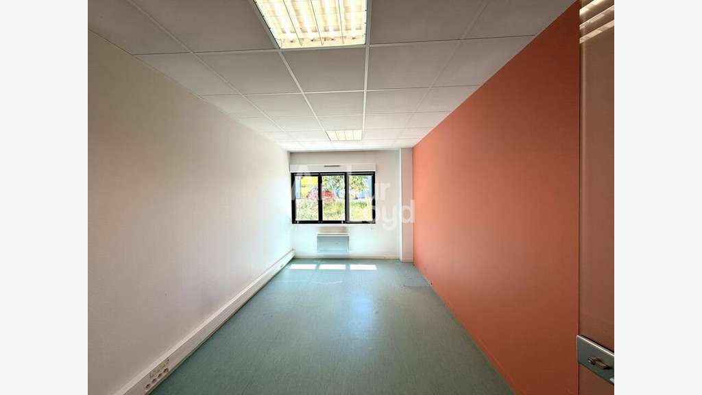 Bureaux de 294m² à vendre à Antran