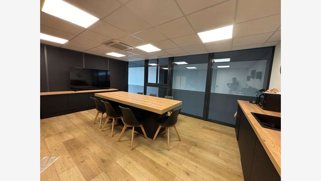 CANNES LA BOCCA CENTRE BUREAUX 140 M2 AVEC 2 GARAG