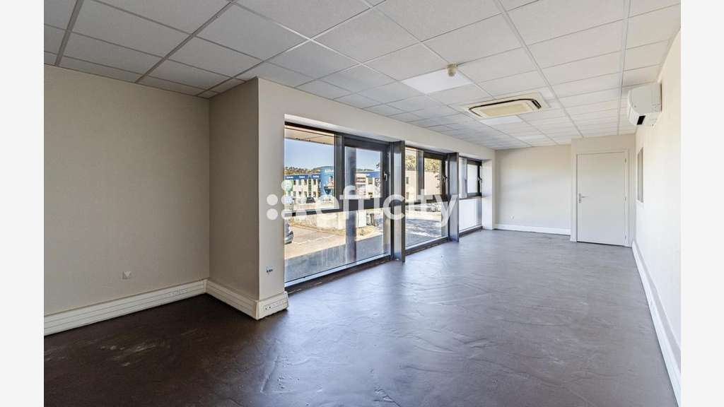 Vente local professionnel 150m² à Dardilly Techlid