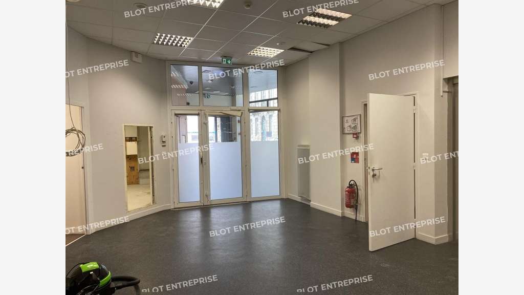 À VENDRE - BUREAUX / LOCAL COMMERCIAL - 270m² - D