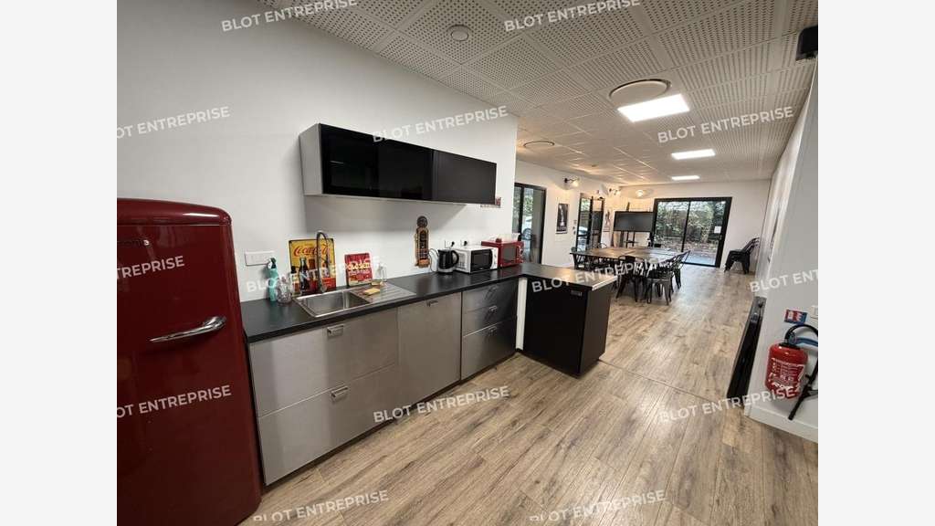 À VENDRE / À LOUER - BUREAUX - 797 m² LA CHAPELLE 