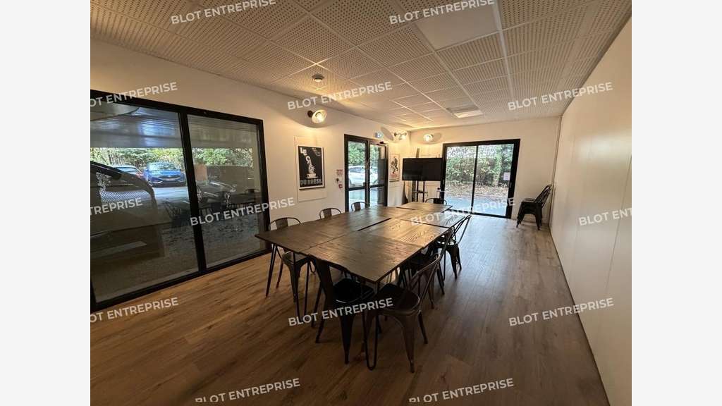 À VENDRE / À LOUER - BUREAUX - 797 m² LA CHAPELLE 