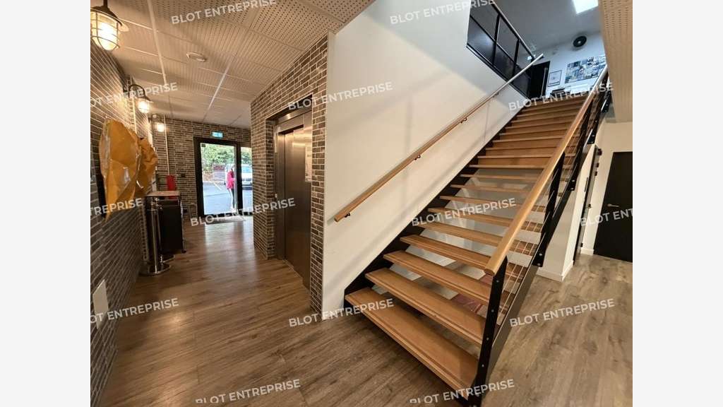 À VENDRE / À LOUER - BUREAUX - 797 m² LA CHAPELLE 