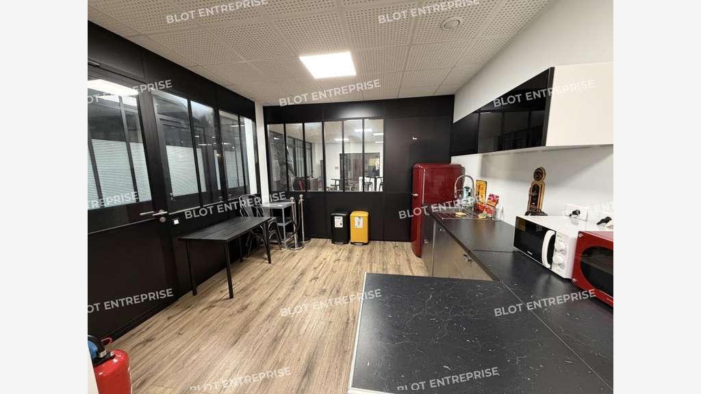 À VENDRE / À LOUER - BUREAUX - 797 m² LA CHAPELLE 