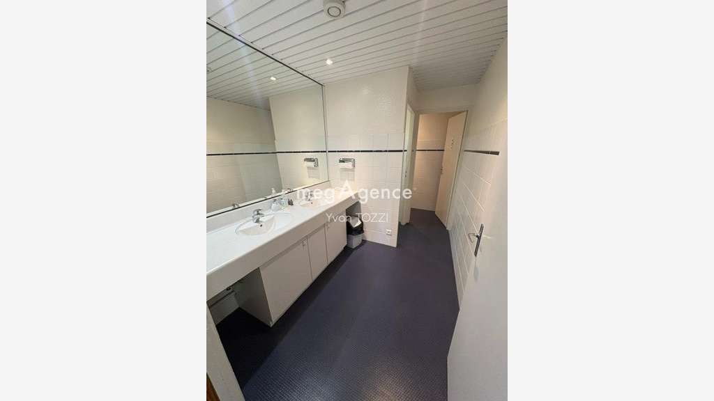 AV bureaux de 960m² avec ascenseur à la Roche/Yon