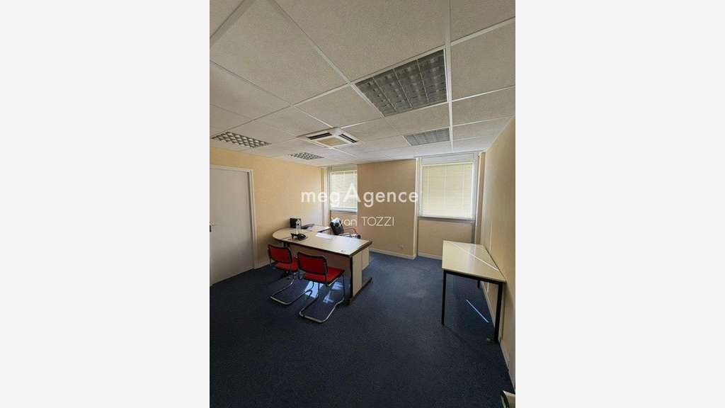 AV bureaux de 960m² avec ascenseur à la Roche/Yon