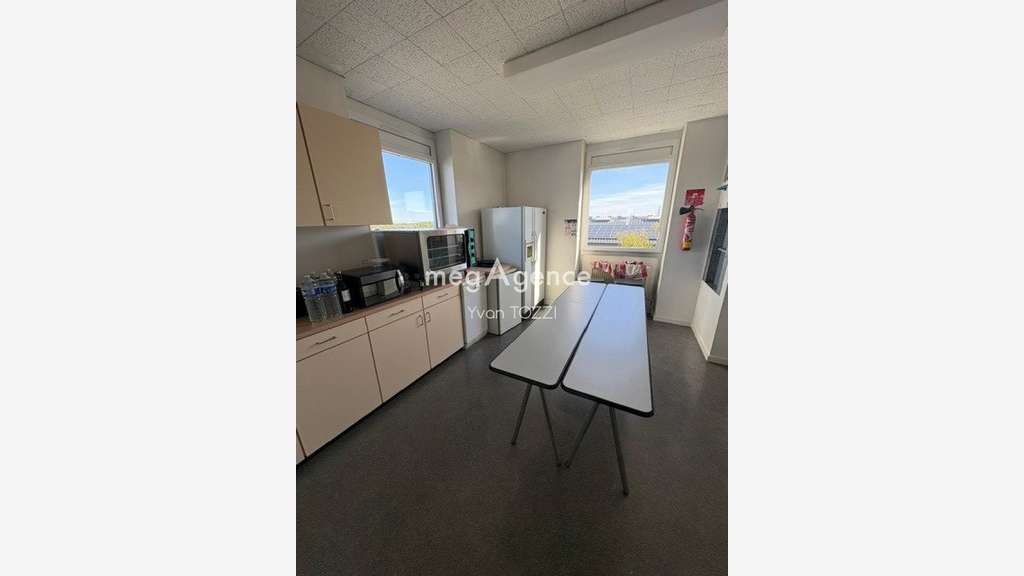 AV bureaux de 960m² avec ascenseur à la Roche/Yon