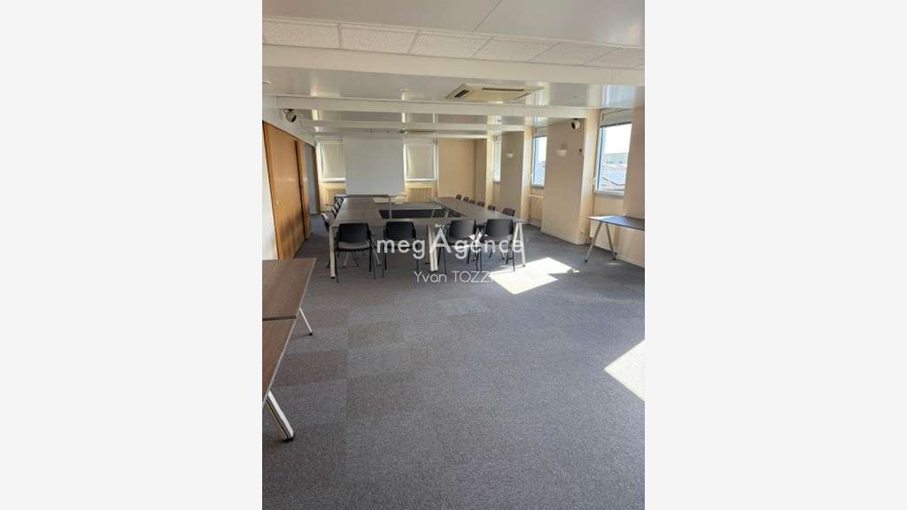 AV bureaux de 960m² avec ascenseur à la Roche/Yon