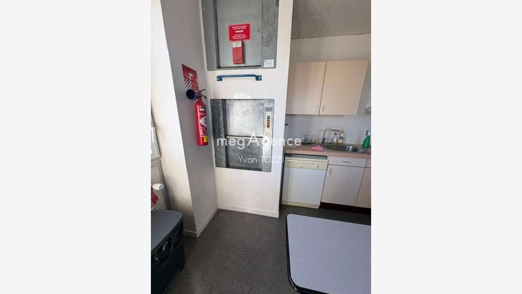 AV bureaux de 960m² avec ascenseur à la Roche/Yon