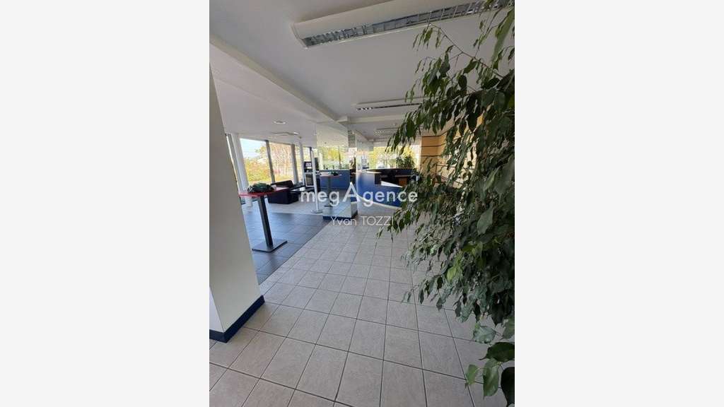 AV bureaux de 960m² avec ascenseur à la Roche/Yon