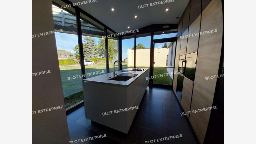 A vendre locaux commerciaux 340m² en zc Lanvallay