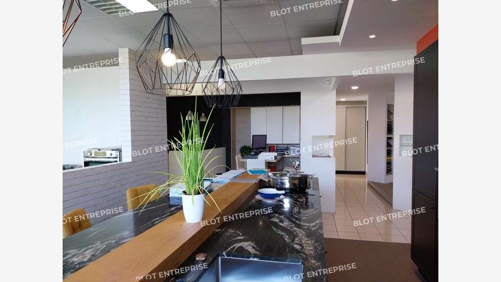 A vendre locaux commerciaux 340m² en zc Lanvallay