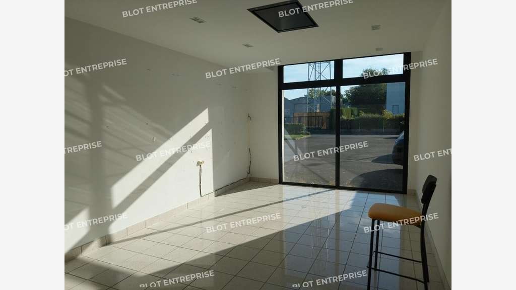 A vendre locaux commerciaux 340m² en zc Lanvallay