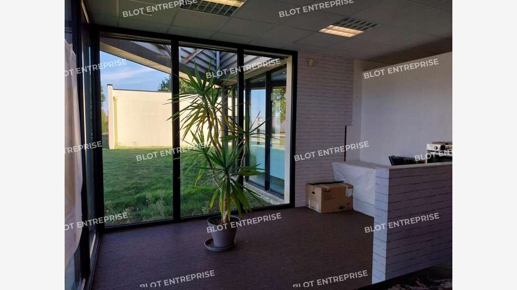 A vendre locaux commerciaux 340m² en zc Lanvallay