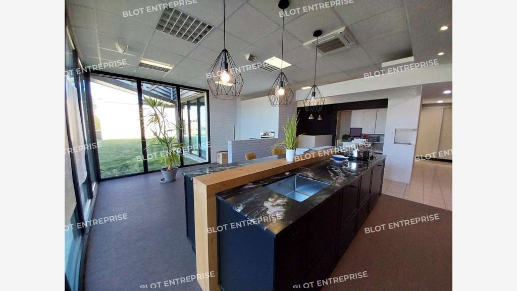A vendre locaux commerciaux 340m² en zc Lanvallay