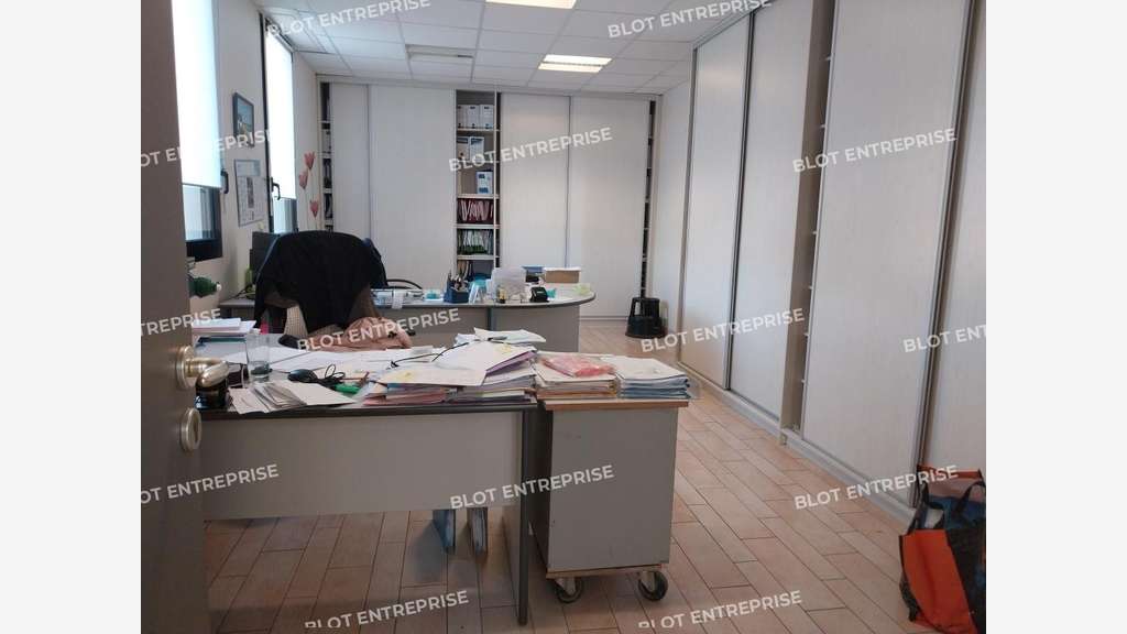 A vendre locaux commerciaux 340m² en zc Lanvallay