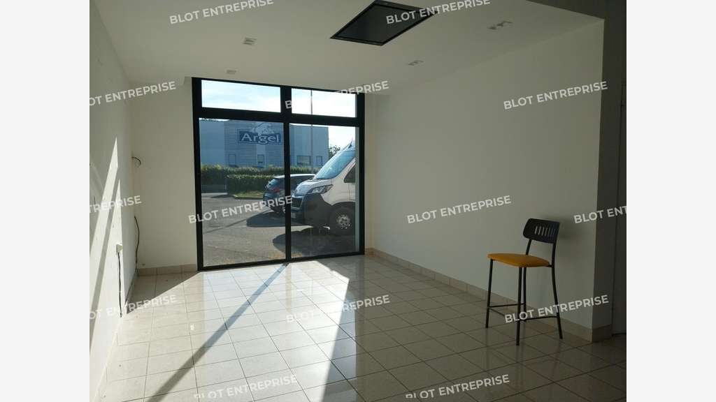 A vendre locaux commerciaux 340m² en zc Lanvallay