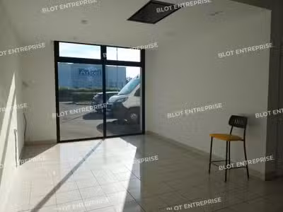 A vendre locaux commerciaux 340m² en zc Lanvallay