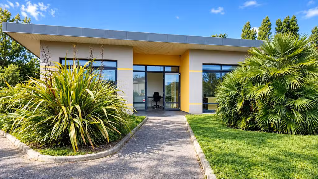 Vente bureau 72m² avec terrain et parking privatif
