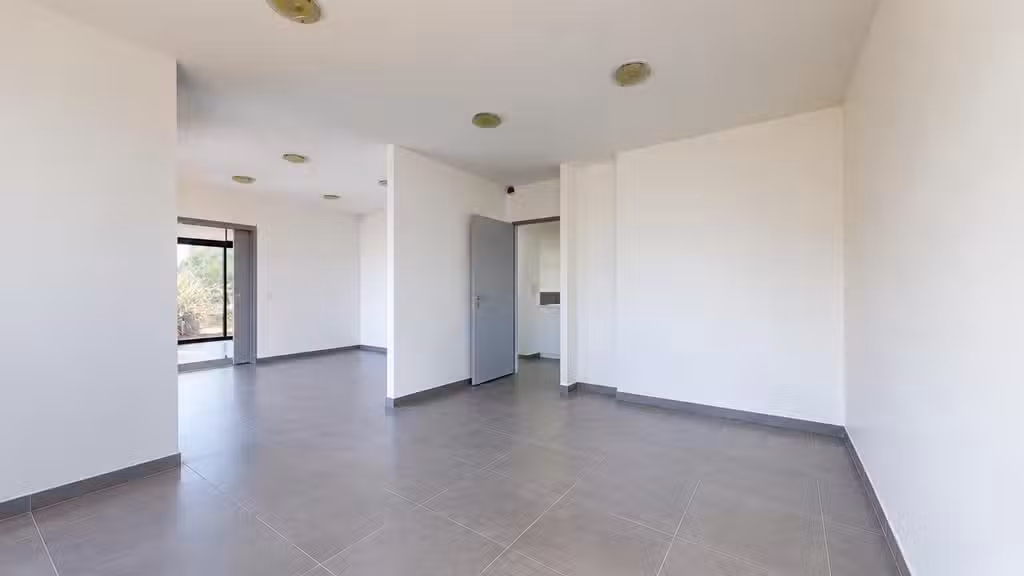 Vente bureau 72m² avec terrain et parking privatif